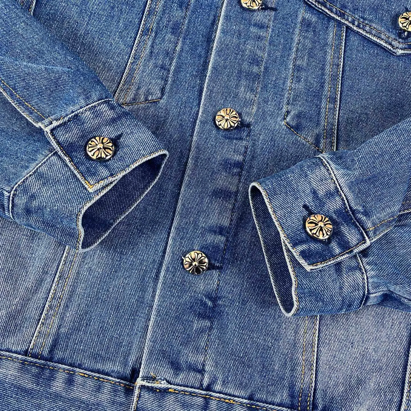 🅿️360 Chrome Hearts Chrome Hearts logo heavily embroidered leather classic couple style washed denim jacket. Super popular style is here. The best item for this weather is cool oversize style. The classic cross white logo is all over the whole dress, and the cross leather label on the back is the finishing touch. It is full of personality without being exaggerated. It is a perfect versatile style for spring and summer! It is made of 100% denim cotton fabric with heavy thread count and washed with water to ensure a stiff and tough shape while being comfortable and breathable against the skin. The high-density embroidery of Sanskrit letters is ultra-exquisite. The original molded custom buttons, large cross leather label, and Krossin silver details are all luxurious! Casual and loose fit, lazy and casual, the same style for men and women. It is very trendy to match it with sweatpants and wide-leg pants casually. The focus is on versatility. It can be used as a jacket in spring and autumn. It is amazing. Size: M–XL Color: Blue